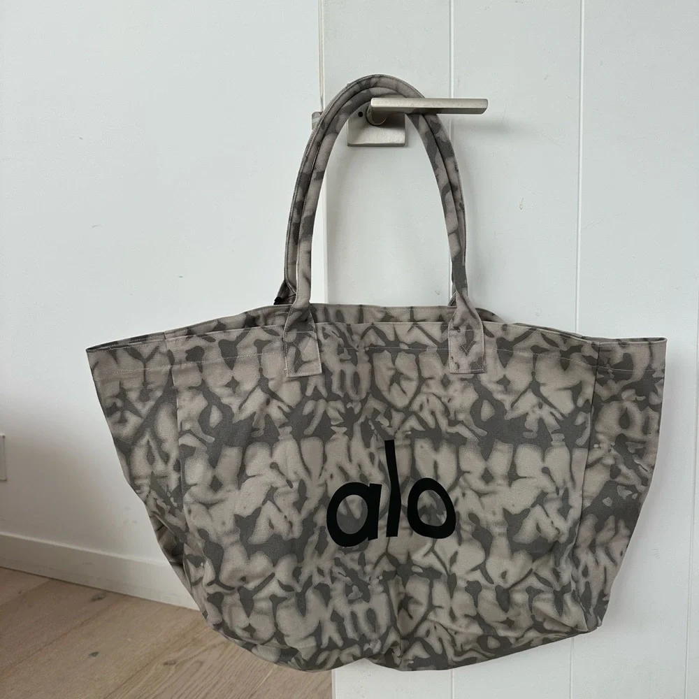 ALO Yoga Camouflage Gray Tote Bag - Picture 3 of 4